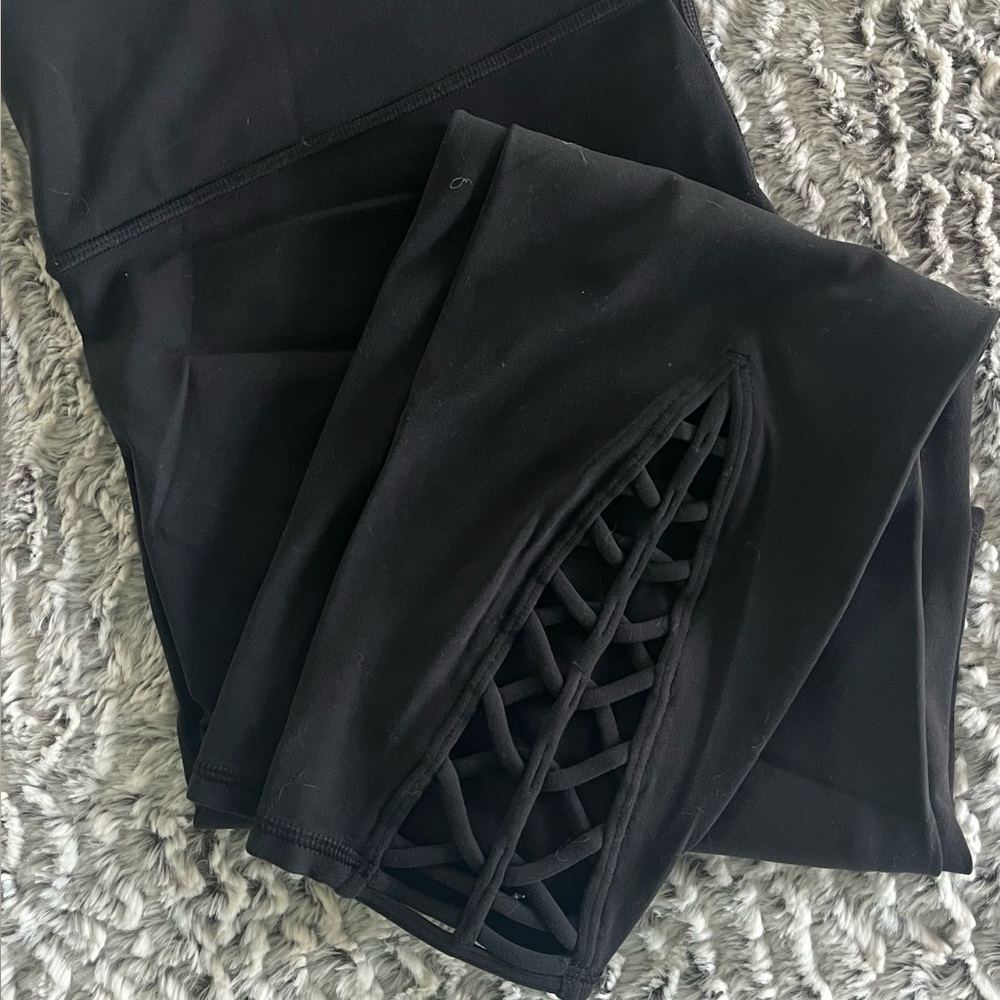 Athleta leggings. Size XL. crop leggings with lattice detail